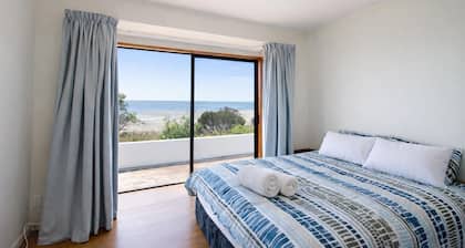 Ocean Views Across the Beach in Collingwood