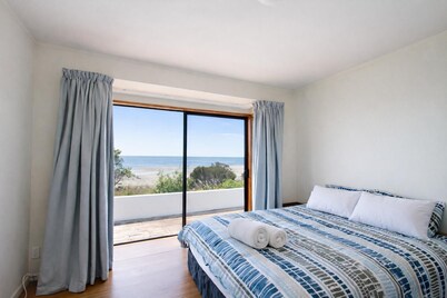 Ocean Views Across the Beach in Collingwood