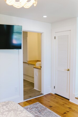1 bedroom, iron/ironing board, free WiFi, bed sheets - Boothbay Harbor King Suite - Room 3 at Greenleaf Inn - Balcony, Harbor Views! (Boothbay Harbor)