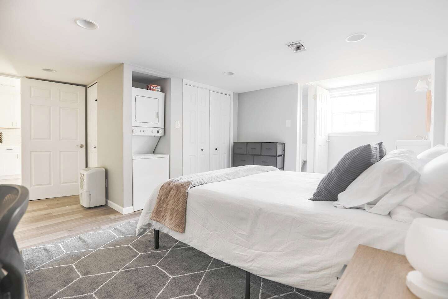 Een bureau, een strijkplank/strijkijzer, gratis wifi, beddengoed