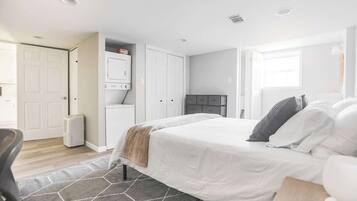 Een bureau, een strijkplank/strijkijzer, gratis wifi, beddengoed