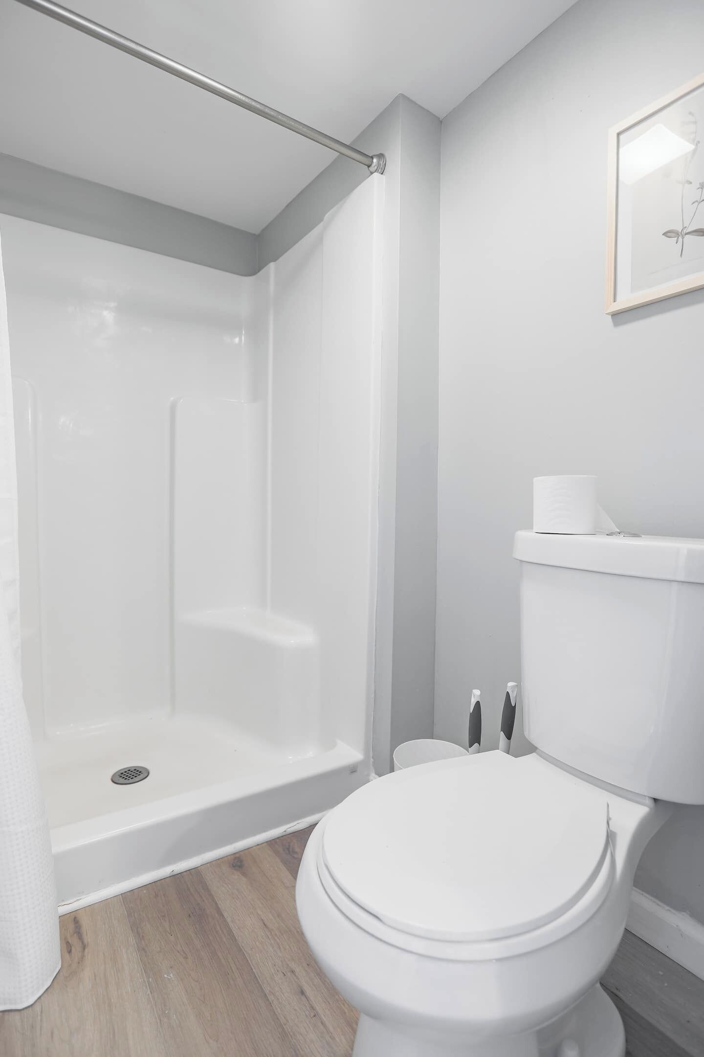 Een haardroger, handdoeken