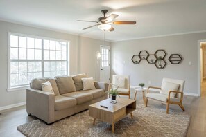 Smart TV, offices - Spacious Group Getaway (Ooltewah)