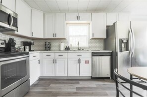 Private kitchen - Spacious Group Getaway (Ooltewah)