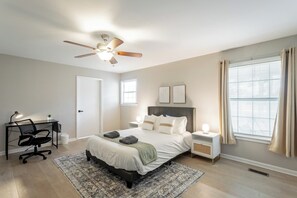 Room - Spacious Group Getaway (Ooltewah)