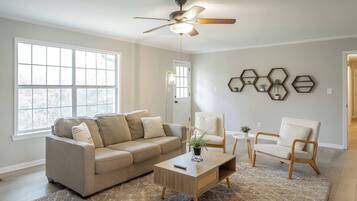 Een smart-tv en een kantoor