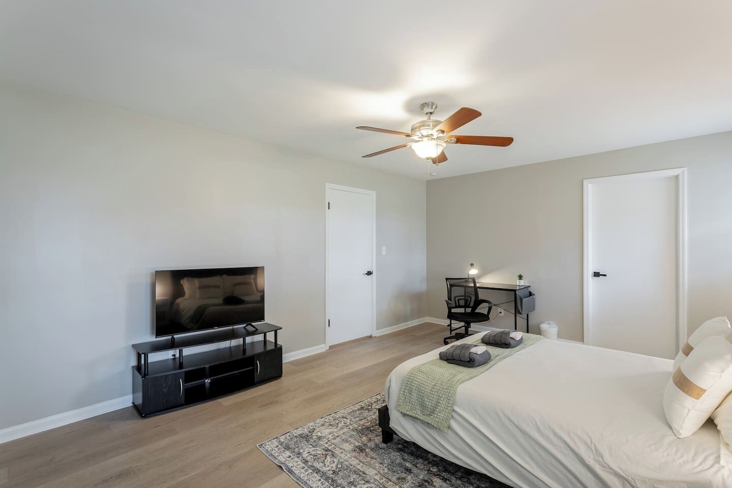 Schreibtisch, Bügeleisen/Bügelbrett, kostenloses WLAN, Bettwäsche