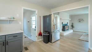 Una cocina moderna con electrodomésticos de acero inoxidable, horno empotrado y encimera con lavabo.