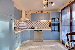 Fridge, microwave, oven, stovetop - Gîte in the Bay of Mont Saint-Michel (CHERRUEIX)