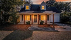 Exterior - Savannah Oasis | Hot Tub + Pickleball + Putt Putt (Savannah)