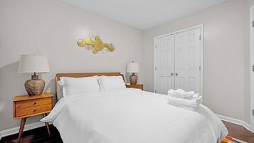 Een strijkplank/strijkijzer, wifi, beddengoed