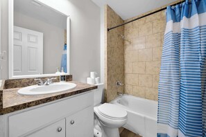 Een douche, een haardroger, handdoeken