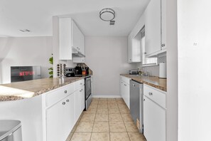 Een magnetron, een oven, een kookplaat, een vaatwasser