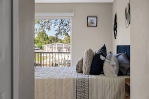 3 bedrooms, desk, iron/ironing board, free WiFi - Sunrise Serentiy, Canal retreat kayak + lanai / 6 min to downtown (North Fort Myers)