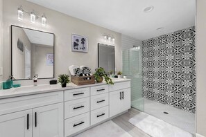 Shower, hair dryer, towels, soap - Sunrise Serentiy, Canal retreat kayak + lanai / 6 min to downtown (North Fort Myers)