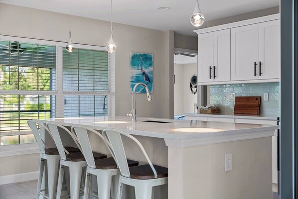 Fridge, microwave, oven, stovetop - Sunrise Serentiy, Canal retreat kayak + lanai / 6 min to downtown (North Fort Myers)