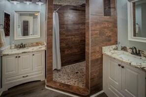 Shower, hair dryer, towels, soap - Tropical Groove Getaway, water views, heated pool, hammock,grill, firepit, lanai (Port Charlotte)