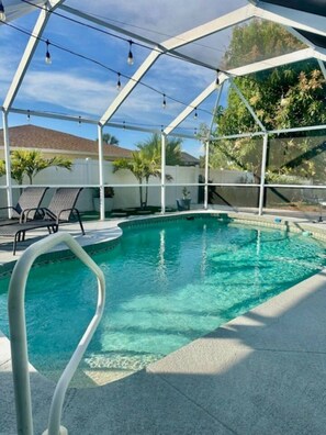 Alberca al aire libre y alberca climatizada