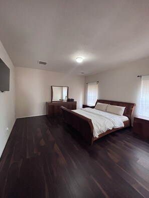 Iron/ironing board, WiFi, bed sheets - 5bd Beautiful Modern house in Spring/The Woodlands (Spring)