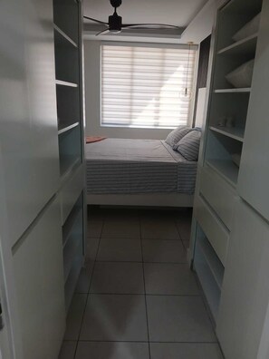 1 bedroom, iron/ironing board, Internet, bed sheets - Cozy Retreat (Kingston)