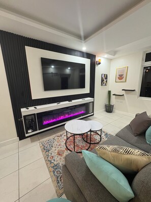 Smart TV - Modern and cozy spot near it all (Kingston)