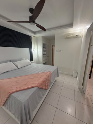 1 bedroom, iron/ironing board, free WiFi, bed sheets - Modern and cozy spot near it all (Kingston)