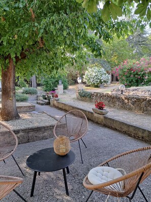 Terrace/patio - Rent in Mas Provençal in the heart of the Luberon, apartment 2 Rooms (Pertuis)