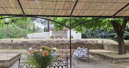 Rent in Mas Provençal in the heart of the Luberon, apartment 2 Rooms