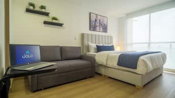 Studiosvit Comfort - balkong - utsikt mot parken | Värdeförvaringsskåp på rummet, skrivbord och arbetsyta för laptop