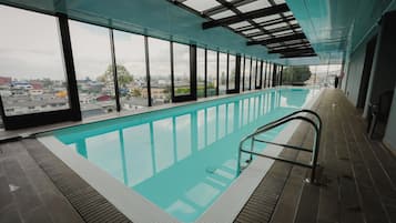 Kolam renang indoor