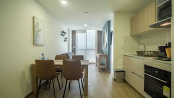 Lägenhet Standard - balkong | Eget kök | Kylskåp, mikrovågsugn, ugn och grytor/köksredskap