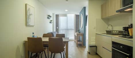 Departamento estándar, balcón | Cocina privada | Refrigerador, microondas, horno y utensilios de cocina