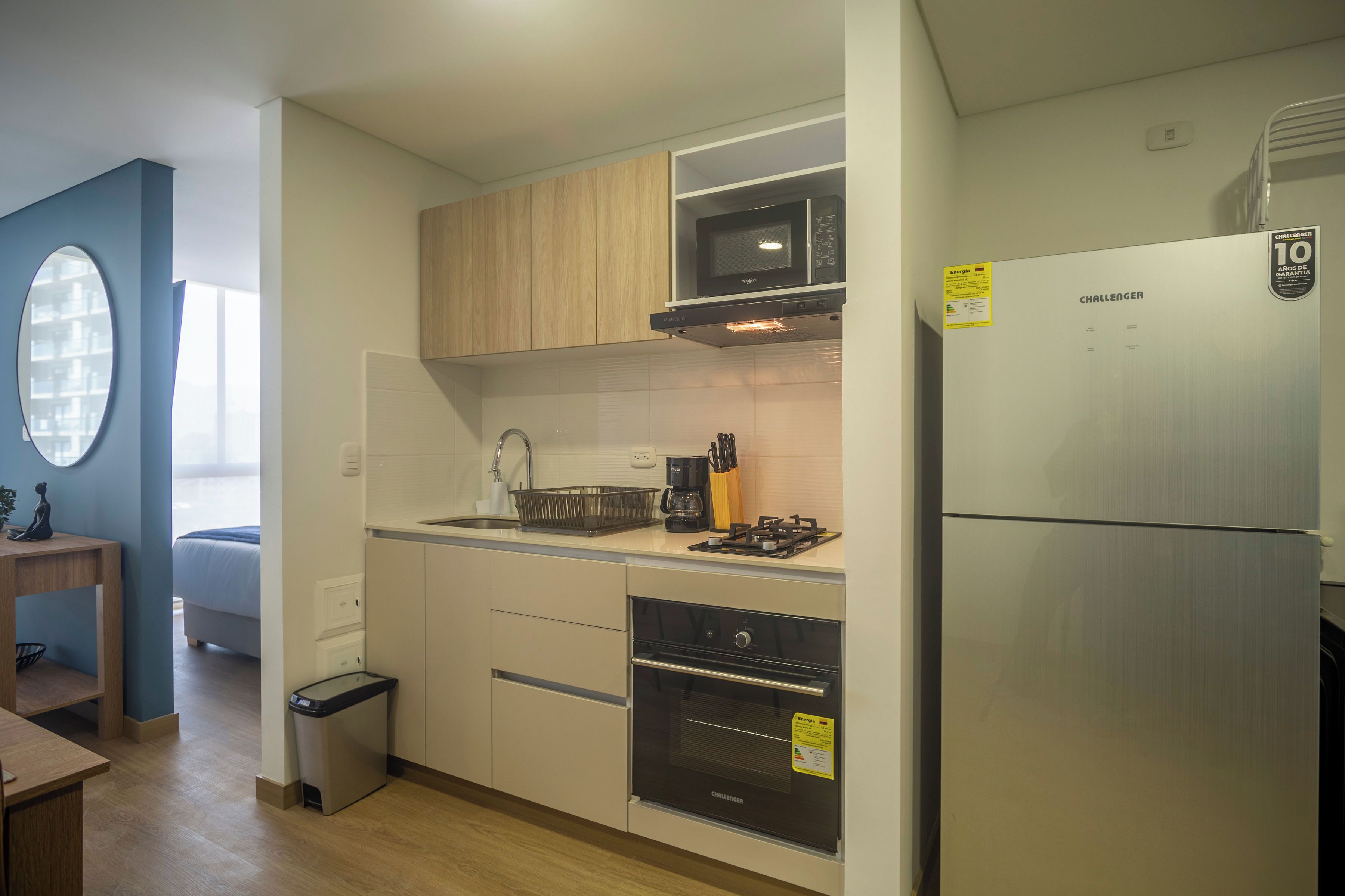 Apartamento, sacada | Cozinha privada | Geladeira, micro-ondas, fogão, talheres/pratos/utensílios de cozinha