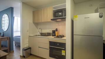 Apartamento, sacada | Cozinha privada | Geladeira, micro-ondas, fogão, talheres/pratos/utensílios de cozinha