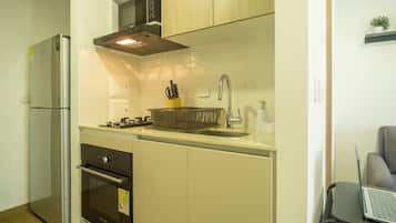 Studiosvit Comfort - balkong - utsikt mot parken | Eget kök | Kylskåp, mikrovågsugn, ugn och grytor/köksredskap