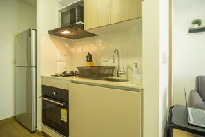 Comfort Studio Suite, Balcony, Park View | Private kitchen | Fridge, microwave, oven, cookware/dishes/utensils - Alma 72 By Jalo (Bogotá)