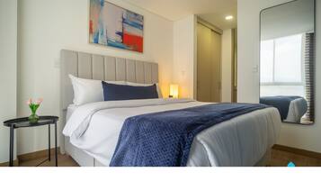 Leilighet, balkong | Safe på rommet, skrivebord og skrivebord for bærbar PC