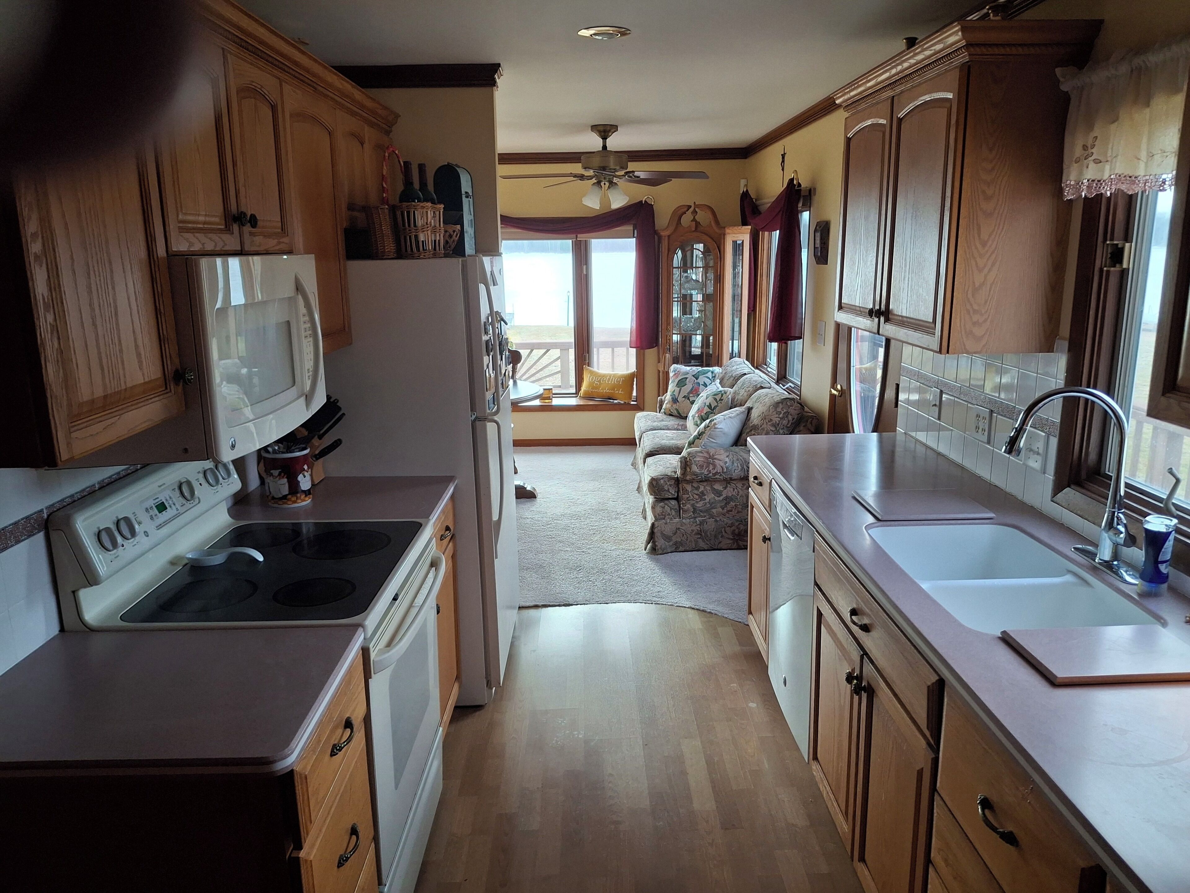 Four à micro-ondes, un four, surface de cuisson, lave-vaisselle