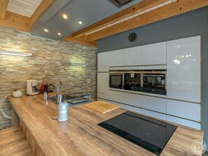 Kühlschrank, Mikrowelle, Geschirrspüler, Hochstuhl