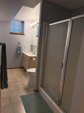 Serviettes fournies, savon, papier toilette