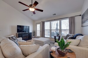 Televisión y chimenea 