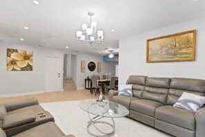 TV - Private King Master Suite Near Hardrock Stadium (Miami)