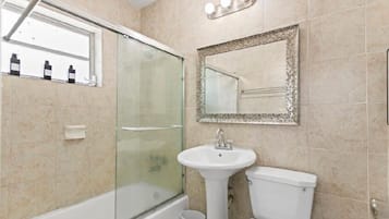 Suihku, hiustenkuivaaja, pyyhkeet, saippua