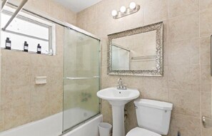 Suihku, hiustenkuivaaja, pyyhkeet, saippua