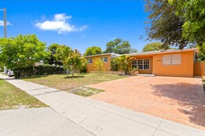 Property grounds - Private King Master Suite Near Hardrock Stadium (Miami)