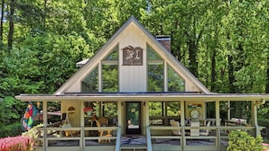 Un petit bâtiment d’un seul étage, doté d’un porche, d’une enseigne accueillante et d’une horloge.