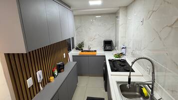Geladeira, fogão, cooktop, chaleira elétrica
