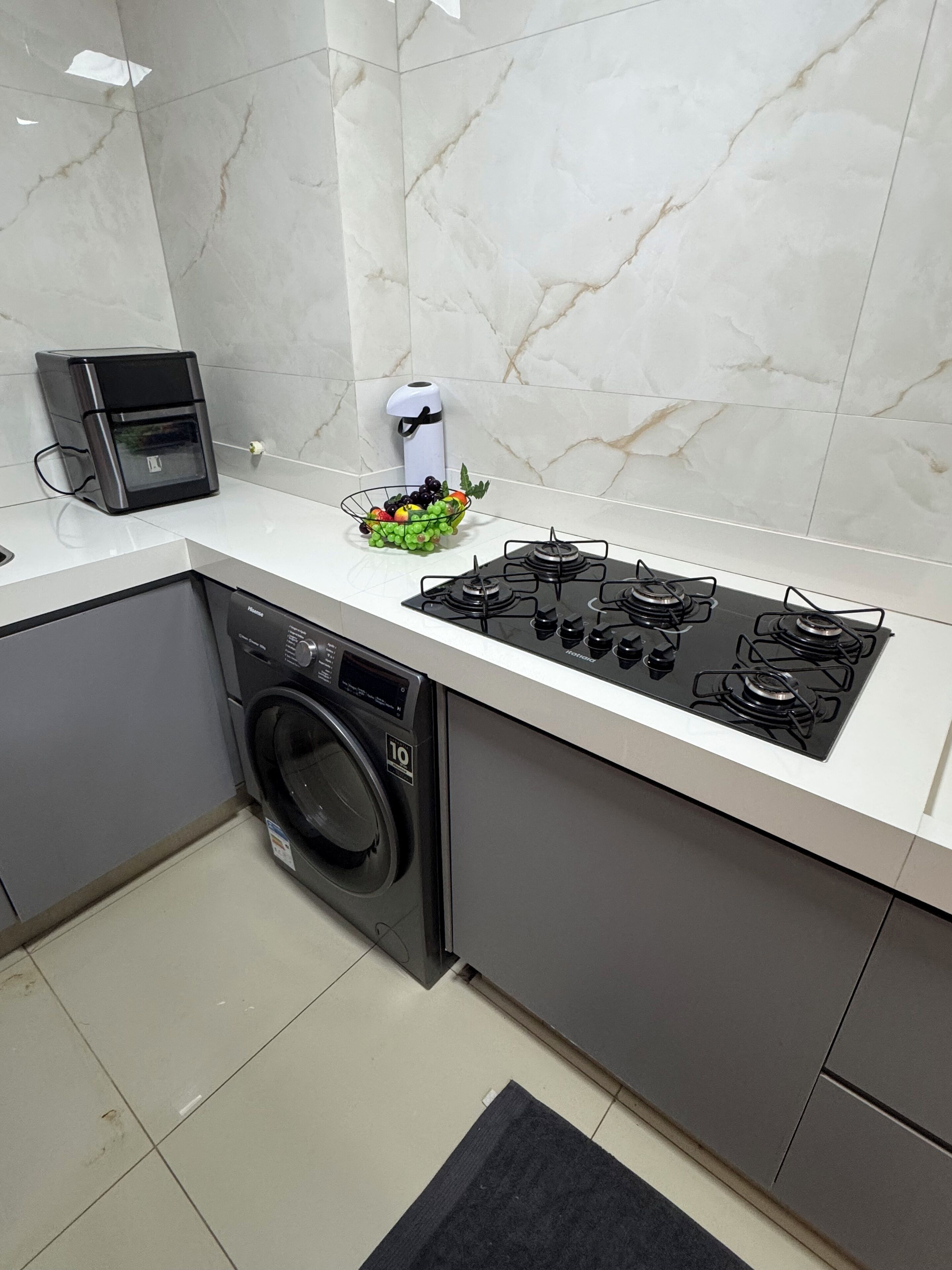 Geladeira, fogão, cooktop, chaleira elétrica