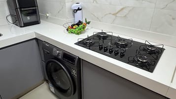 Geladeira, fogão, cooktop, chaleira elétrica