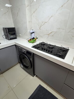 Geladeira, fogão, cooktop, chaleira elétrica